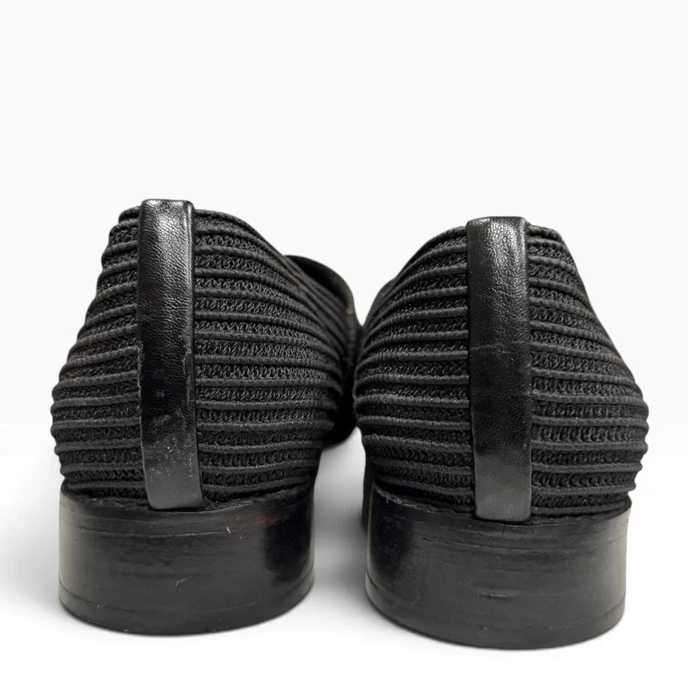 Stuart Weitzman Paisano Stretch Loafer 9B Black Textured Tassel Shoes Old Money